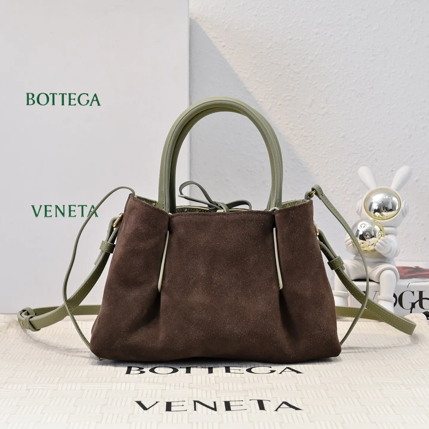 Batch 1760 BOTTEGA VENETA 2025 new product pinacoteca has super soft leather, and the weaving function, practicality and relaxed fashion sense have not fallen behind❤️‍🔥Amway has given sisters a must-have bag when going out. The size of the bag also accurately meets the commuting needs of urban beauties. It can accommodate mobile phones, keys, lipstick, powder, sunscreen, shopping bags...all of it! ! ! 🔥The capacity should not be underestimated~ It does not choose people, clothes, or occasions. With its majestic curved outline, exquisite woven texture, delicate edges and rounded handles, this woven vegetable basket bag truly achieves the goal of "dressing up and being fashionable without getting in the way"~ Are you interested in Jimei? Style number: 9004 Size: 24*15*12cm